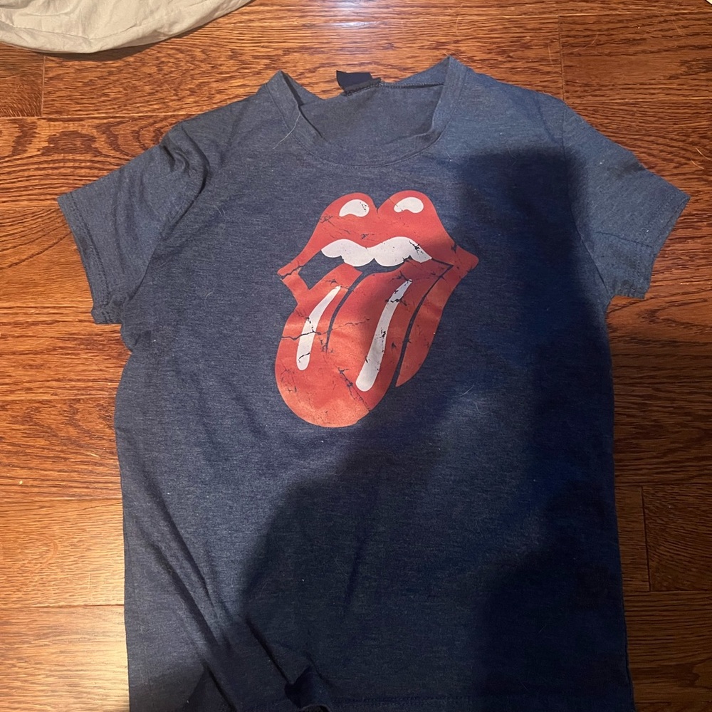 super cute navy blue rolling stones shirt